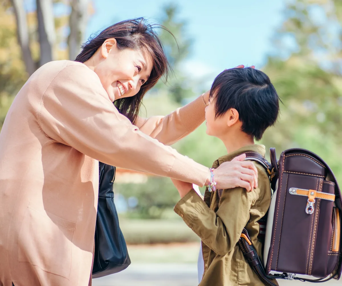 送迎で出迎えるスタッフとお子さま